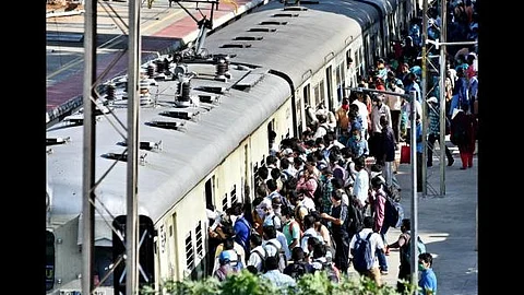 தொடா் விடுமுறை: விமானங்கள்,
ஆம்னி பேருந்துகள் கட்டணம் உயா்வு - ரயில்களில் அலைமோதிய கூட்டம்