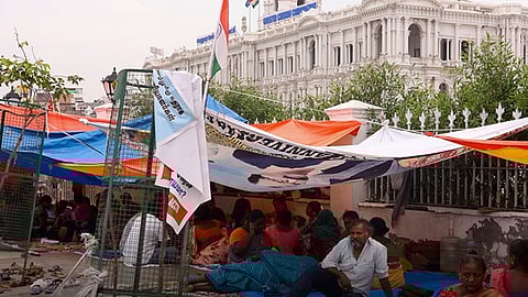 தூய்மைப் பணியாளா்கள் போராட்டத்துக்கு மாற்று இடம் கோரி உயா்நீதிமன்றத்தில் முறையீடு