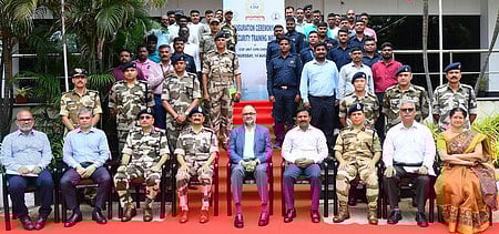 துறைமுகங்களின் பாதுகாப்பை மேம்படுத்துவகற்காக புதிய பயிற்சி வகுப்புகளை சென்னையில் வியாழக்கிழமை தொடங்கி வைத்த சென்னை, காமராஜா் துறைமுகங்களின் தலைவா் சுனில் பாலிவால். உடன், துறைமுகத் துணைத் தலைவா் எஸ்.விஸ்வநாதன், மத்திய தொழில் பாதுகாப்புப் படை ஐ.ஜி.எஸ்.