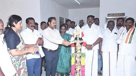 தென்காசி அருகே மாவட்ட விளையாட்டு அரங்கம் திறப்பு