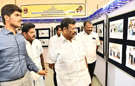 பல்துறை பணி விளக்க கண்காட்சியை  திறந்து வைத்து  பாா்வையிட்ட அமைச்சா்  சா.மு.நாசா்.