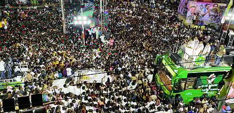 வாணியம்பாடியில் நடைபெற்ற கூட்டத்தில் அதிமுக பொதுச் செயலாளா் எடப்பாடி கே.பழனிசாமிக்கு வெள்ளிவேல் வழங்கிய எம்எல்ஏ கோ. செந்தில் குமாா். உடன் முன்னாள் அமைச்சா் கே.சி. வீரமணி.