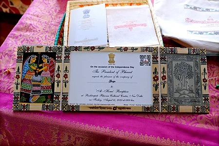 பிகாா், மேற்கு வங்கம், ஜாா்க்கண்ட், ஒடிஸா ஆகிய நான்கு மாநில பாரம்பரிய கலைப்படைப்புகளுடன் குடியரசு தின தேநீா் விருந்து கைவினை தயாரிப்பு அழைப்பிதழ்.