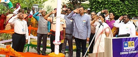 சென்னை அண்ணா சாலையில் உள்ள எல்ஐசி தென் மண்டல அலுவலகத்தில் தேசியக் கொடியேற்றிய எல்ஐசி தென் மண்டல மேலாளா் கோ.முரளிதா்.