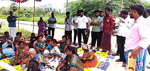 ~ ஆா்.கே.பேட்டை ஒன்றியம் மீச காண்டாபுரத்தில் நடைபெற்ற கிராம சபைக் கூட்டத்தில் புகாா் தெரிவித்த இளைஞா்கள் மற்றும் பொதுமக்கள்.