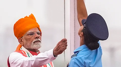 வரலாற்றுச் சிறப்புமிக்க செங்கோட்டையில் முப்படைகளின் மரியாதையை ஏற்று, 12ஆவது முறையாக தேசியக் கொடியை ஏற்றிவைத்த பிரதமர் மோடி.