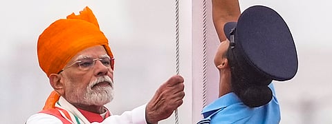 வரலாற்றுச் சிறப்புமிக்க செங்கோட்டையில் முப்படைகளின் மரியாதையை ஏற்று, 12ஆவது முறையாக தேசியக் கொடியை ஏற்றிவைத்த பிரதமர் மோடி.