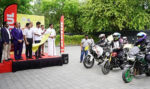 முதல்வர் கோப்பை விளையாட்டு போட்டிகளில் அதிகமானவர்கள் பங்கேற்க விழிப்புணர்வு ஏற்படுத்தும் இருசக்கர வாகனப் பேரணியை துணை முதல்வர் உதயநிதி ஸ்டாலின் கொடியசைத்து தொடங்கி வைத்தார்.