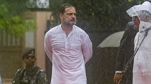 காங்கிரஸ் அலுவலகத்தில் நடைபெற்ற சுதந்திர நாள் விழாவில், மழையில் நனைந்தபடி பங்கேற்ற ராகுல் காந்தி.