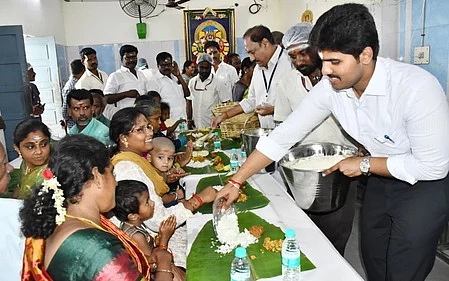 திருத்தணி முருகன் கோயிலில் பொது விருந்தை தொடங்கி வைத்த  ஆட்சியா் மு.பிரதாப்.