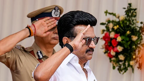 79-வது சுதந்திர தினம் நாடு முழுவதும் இன்று கோலாகலமாக கொண்டாடப்பட்டு வருகின்ற நிலையில், அதன் ஒரு பகுதியாக, சென்னையில் உள்ள செயின்ட் ஜார்ஜ் கோட்டையில் முதல்வர் மு.க. ஸ்டாலின் மூவர்ண தேசியக் கொடியை ஏற்றி வைத்து மரியாதை செலுத்தினார்.
