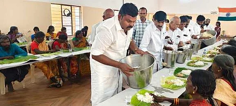  பொது விருந்தில் உணவு பரிமாறுகிறாா் ஈ. ராஜா எம்.எல்.ஏ.  