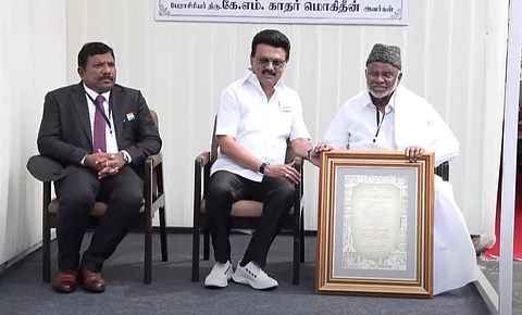 கே.எம். காதர் மொகிதீனுக்கு தகைசால் தமிழர் விருது வழங்கினார் முதல்வர்