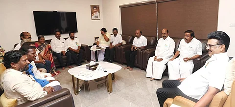 தூய்மைப் பணியாளர்கள் நலன் காக்கும் பல்வேறு புதிய அறிவிப்புகளை வெளியிட்டமைக்காக, தமிழ்நாடு முதல்வர் மு.க.ஸ்டாலினுக்கு நன்றி தெரிவித்த தூய்மைப் பணியாளர்கள் சங்கத்தினர்.