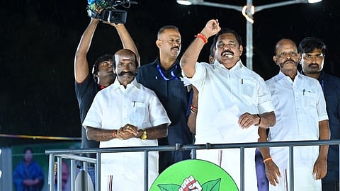  திருவண்ணாமலை மாவட்டம், கீழ்பென்னாத்தூா் பகுதியில் சனிக்கிழமை இரவு திறந்த வாகனத்தில் நின்றவாறு பொதுமக்களிடையே பேசிய அதிமுக பொதுச் செயலா் எடப்பாடி கே.பழனிசாமி.