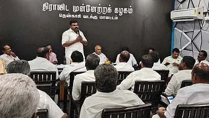 திமுக மாவட்ட செயற்குழுக் கூட்டத்தில் பேசுகிறாா் தென்காசி வடக்கு மாவட்டச் செயலா் ஈ. ராஜா எம்.எல்.ஏ.