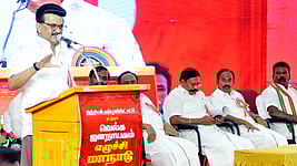 சேலத்தில் நடைபெற்று வரும் இந்திய கம்யூனிஸ்ட் கட்சியின் 26-ஆவது மாநில மாநாட்டில், சனிக்கிழமை சிறப்பு அழைப்பாளராகப் பங்கேற்றுப் பேசிய முதல்வா் மு.க. ஸ்டாலின். 