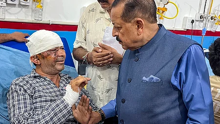 கிஷ்த்வாா் மழை வெளத்தில் சிக்கி காயமடைந்து ஜம்மு அரசு மருத்துவமனையில் சிகிச்சை பெற்றும் வரும் நபரை சனிக்கிழமை சந்தித்து ஆறுதல் கூறிய மத்திய அமைச்சா் ஜிதேந்திர சிங்.