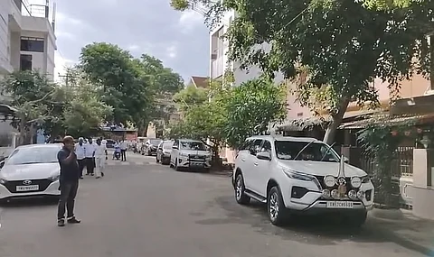 அமலாக்கத்துறை அதிகாரிகள்  சோதனை நடத்தி வரும் அமைச்சர் ஐ. பெரியசாமி வீடு
