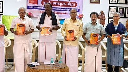 தஞ்சாவூா் முள்ளிவாய்க்கால் நினைவு முற்றத்தில் சனிக்கிழமை மாலை உலகத் தமிழா் பேரமைப்பின் தலைவா் பழ. நெடுமாறன் எழுதிய ‘தூக்குமேடையிலிருந்து 26 தமிழா் மீட்பு’ என்கிற நூலை அறிமுகம் செய்த மதிமுக கொள்கை விளக்க அணி செயலா் ஆ. வந்தியதேவன் (இடமிருந்து 3-ஆவது).