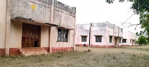 சிப்காட் வளாகத்தில் கட்டப்பட்டு பயன்பாட்டுக்கு வராமல் பாழடைந்துள்ள தொழிற்கூட கட்டடங்கள்.