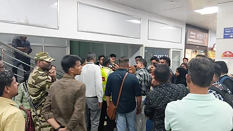 ஸ்பைஸ் ஜெட் விமான நிறுவன ஊழியர்களுடன் வாக்குவாதத்தில் ஈடுபட்ட பயணிகள்