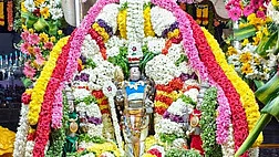 தெப்பலில் சிறப்பு அலங்காரத்தில் வள்ளி, தெய்வானையுடன் முருகப் பெருமான்.