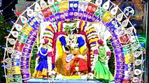  மேலப்புஞ்சை கிராமத்தில் நடைபெற்ற உரியடி திருவிழாவில் சிறப்பு அலங்காரத்தில் வீதி உலா சென்ற சுவாமி.