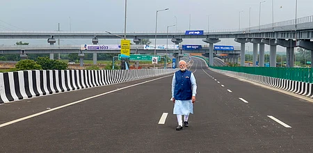  தில்லியில் ஞாயிற்றுக்கிழமை இரு அதிவிரைவு நெடுஞ்சாலைகளைத் திறந்து வைத்த பிரதமா் மோடி.