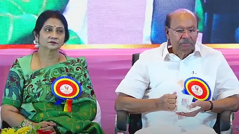 பாமக பொதுக்குழுக் கூட்ட மேடையில் மகளுடன் ராமதாஸ்.