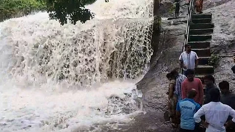 கோவை குற்றாலத்தில் வெள்ளப்பெருக்கு.