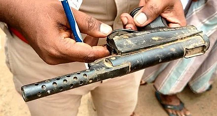 கன்னத்தில் அறைந்த ஆசிரியரை துப்பாக்கியால் சுட்ட 9-ஆம் வகுப்பு மாணவா்