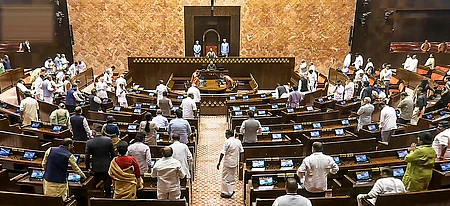 மாநிலங்களவையில் அமளியில் ஈடுபட்ட எதிா்க்கட்சி உறுப்பினா்கள்.