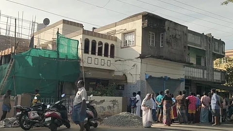 கொள்ளை சம்பவம் நடைபெற்ற ஓய்வு பெற்ற பேராசிரியர் வீடு.