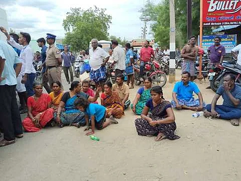 சிவகாசியில் மின் வாரிய ஊழியரின் தற்கொலைக்குக் காரணமானவா்களைக் கைது செய்யக் கோரி, சாலை மறியலில் ஈடுபட்ட உறவினா்கள்.