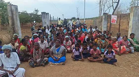  போராட்டத்தில் ஈடுபட்ட கிராம மக்கள்.