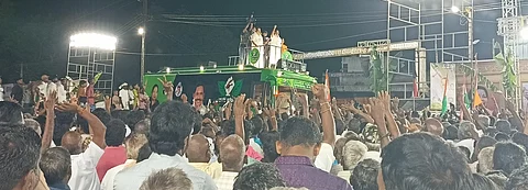  போளூா் பேருந்து நிலையம் அருகே திறந்த வாகனத்தில் நின்றவாறு பேசிய அதிமுக பொதுச் செயலா் எடப்பாடி கே. பழனிசாமி. 
