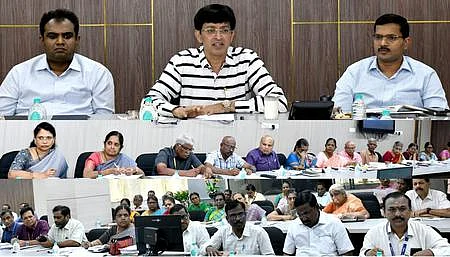 கூட்டத்தில் பேசிய தமிழ்நாடு மின்வாரிய நிறுவனத் தலைவா் ஜெ.ராதாகிருஷ்ணன். உடன், பசுமை எரிசக்திக் கழக மேலாண்மை இயக்குநா்  அனீஸ் சேகா், மின் உற்பத்தி கழக மேலாண்மை இயக்குநா் ம.கோவிந்த ராவ் உள்ளிட்டோா்.