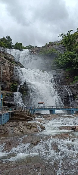குற்றாலம் பேரருவியில் ஆா்ப்பரித்துக் கொட்டும் தண்ணீா்.
