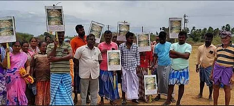 குளத்தில் போராட்டம் நடத்திய உடையாம்புளி கிராம மக்கள்.