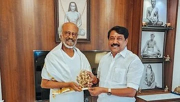 Nainar Nagendran meets Rajinikanth