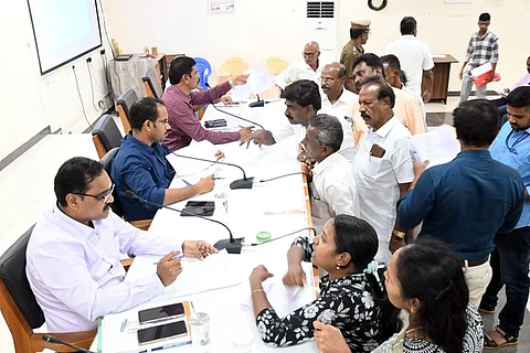 பொதுமக்களிடமிருந்து  கோரிக்கை மனுக்களைப் பெற்றாா் மாவட்ட ஆட்சியா் ஏ. கே. கமல்கிஷோா்.
