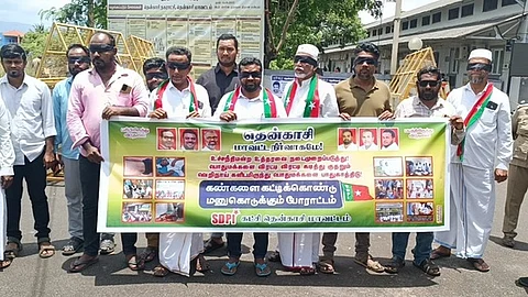 ஆட்சியரிடம் மனு அளிக்க கண்களில் கருப்புத் துணி கட்டியபடி வந்தோா்.