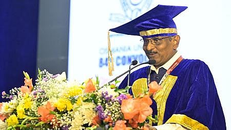 ஹைதாராபாத் உஸ்மானியா பல்கலைக்கழகத்தில் செவ்வாய்க்கிழமை உரையாற்றிய இஸ்ரோ தலைவா் வி.நாராயணன்.