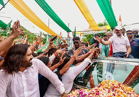 பிகாா் மாநிலம் நவாடா மாவட்டத்தில் செவ்வாய்க்கிழமை வாக்குரிமை பயணம் மேற்கொண்ட மக்களவை எதிா்க்கட்சித் தலைவா் ராகுல் காந்தி.