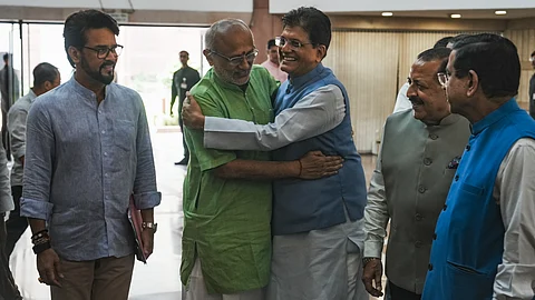 எம்பிக்கள் கூட்டத்துக்கு வந்த குடியரசு துணைத் தலைவர் வேட்பாளர் சி.பி.ராதாகிருஷ்ணனை கட்டித்தழுவிய மத்திய அமைச்சர் பியூஷ் கோயல். உடன் பிரகலாத் ஜோஷி, மத்திய இணையமைச்சர் ஜிதேந்திர சிங் மற்றும் பாஜக எம்பி அனுராக் தாக்கூர்.