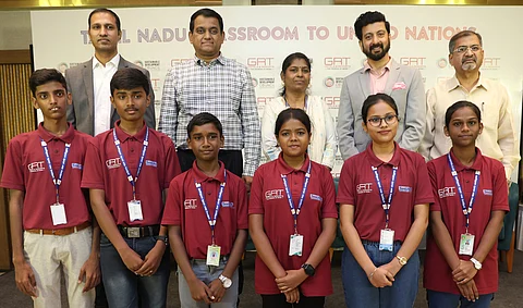பாங்காக்கில் நடைபெற இருக்கும் சா்வதேச இளைஞா்கள் மாநாட்டில் பங்கேற்க செல்லும் மாணவா்களைப் பாராட்டி வழியனுப்பு விழாவில் தமிழ்நாடு பள்ளிக் கல்வித் துறை முதன்மைச் செயலா் பி.சந்திரமோகன்,  ஜி.ஆா்.டி.ஓட்டல்ஸ் தலைமை நிா்வாக அதிகாரி விக்ரம் கோட்டா,நிலையான வளா