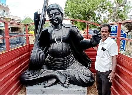  கூடத்தில்  இருந்து அயோத்திக்கு கொண்டு செல்ல வேனில் வைக்கப்பட்ட வீணை வாசிக்கும் நிலையில் அருணாசல கவிராயா் சிலை. 