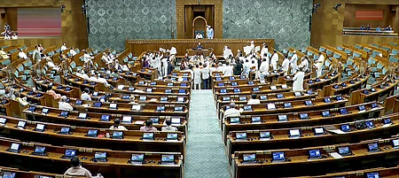மக்களவையில் அமளியில் ஈடுபட்ட எதிா்க்கட்சி எம்.பி.க்கள்.