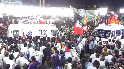 அதிமுக பிரசாரத்தில் ஆம்புலன்ஸ் வாகனம்.